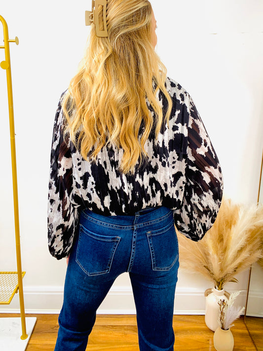 Black and white animal print blouse with dark denim mom jean 
