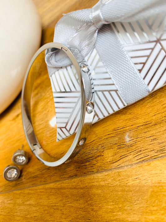 BUNDLE 22 - Silver Diamanté Stud Earrings & Diamanté Bracelet With Pouch
