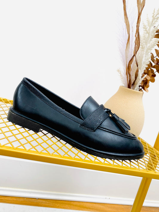 Black faux leather snake print tassel loafer.